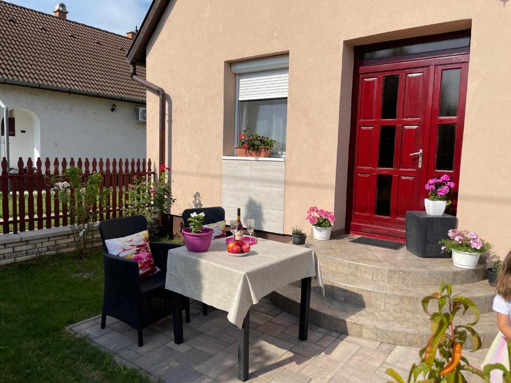 Een tuin van Linett Apartman