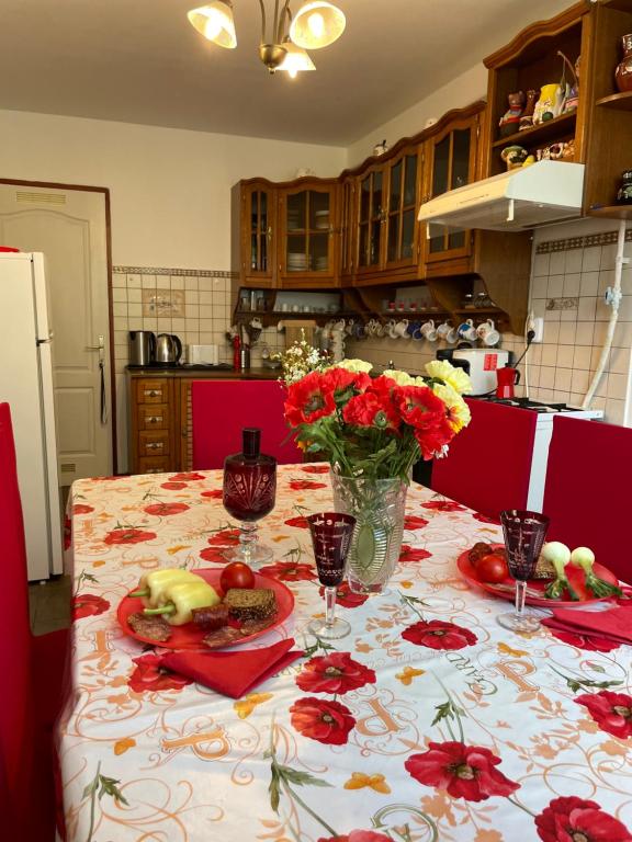 Een keuken of kitchenette bij Linett Apartman