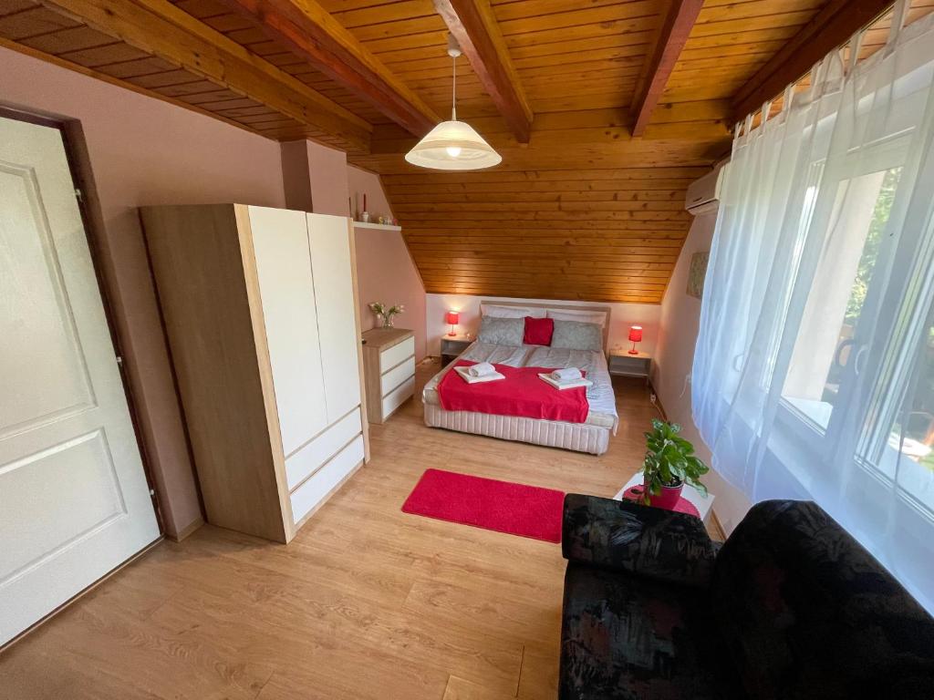 Een bed of bedden in een kamer bij Linett Apartman