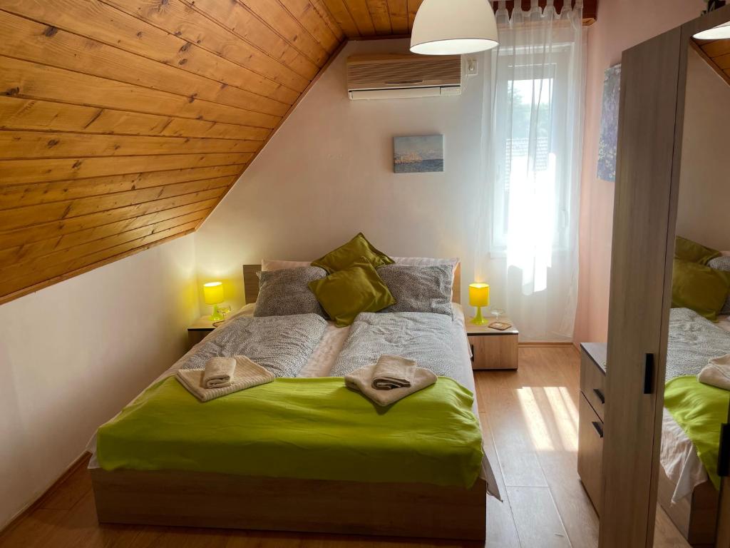Een bed of bedden in een kamer bij Linett Apartman