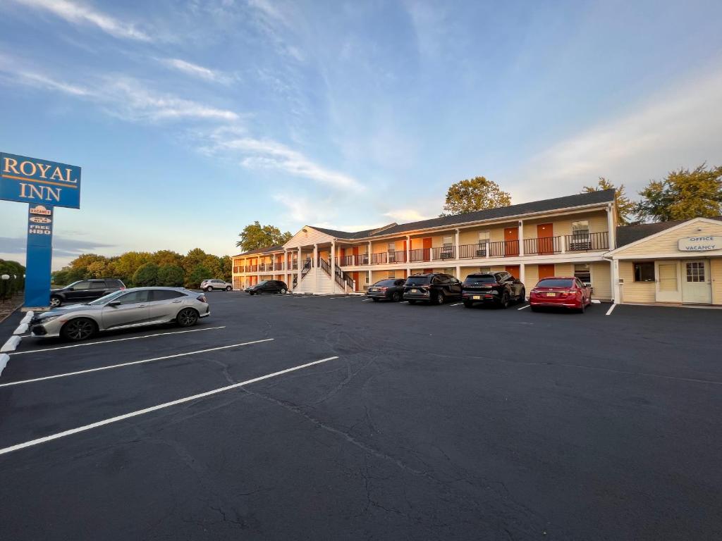 un hotel con coches estacionados en un estacionamiento en Royal Inn - Neptune, en Neptune City