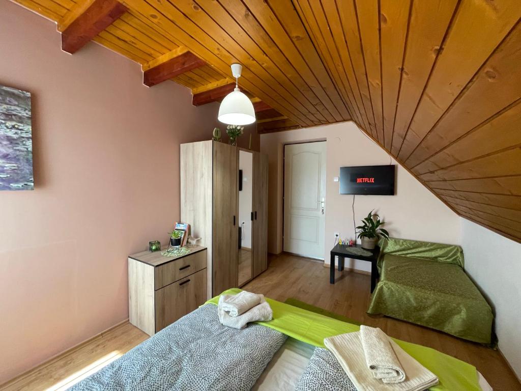 Een bed of bedden in een kamer bij Linett Apartman