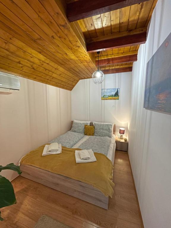 Een bed of bedden in een kamer bij Linett Apartman