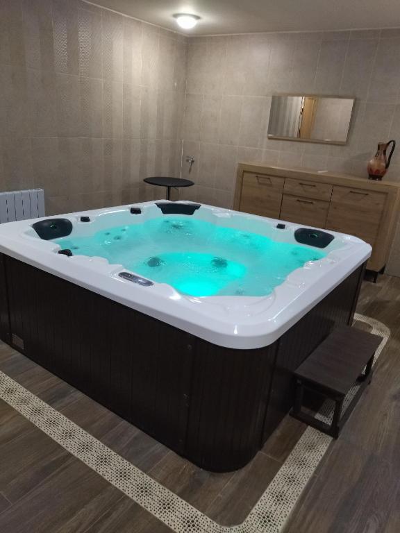 a jacuzzi tub with a chair in a bathroom at VUT Flor de Romero in Los Yébenes