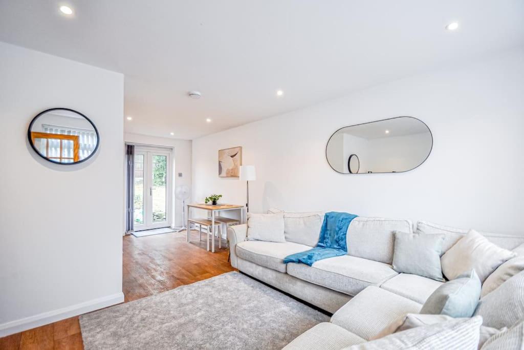 Sala de estar blanca con sofá y mesa en Entire House Sleeps 4 Near The River Thames en Maidenhead