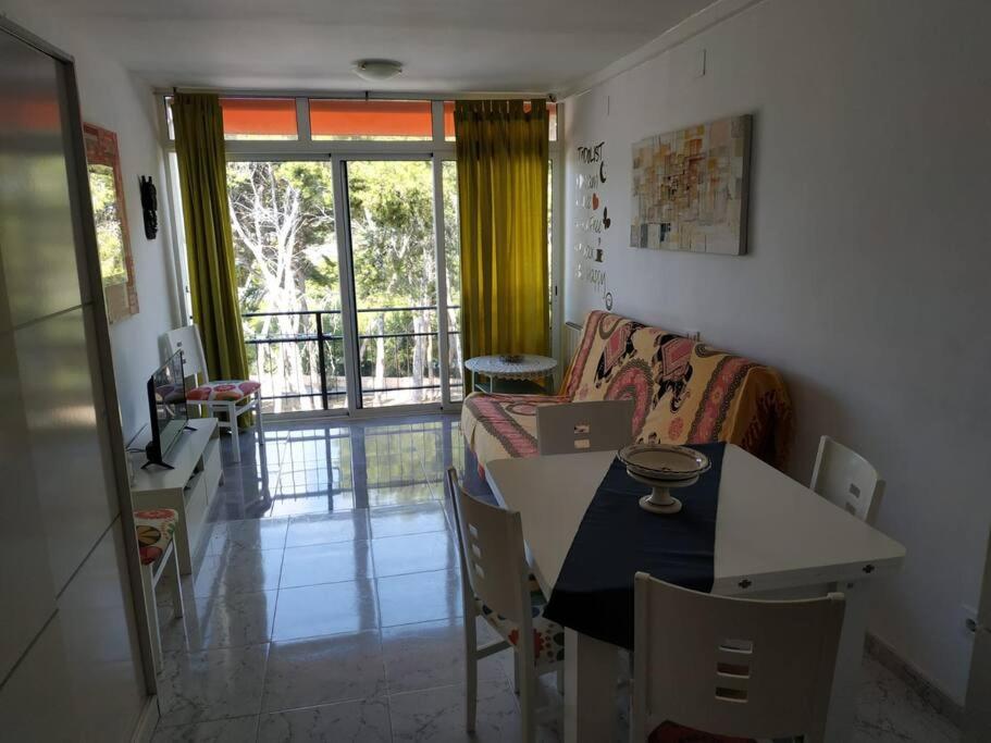 sala de estar con mesa y sofá en Apartment in Salou. Beach Relax HUTT-033474-91 en Salou