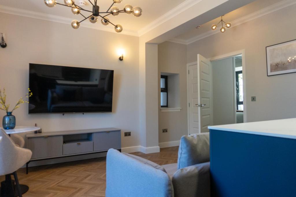 TV a/nebo společenská místnost v ubytování Oban Apartments
