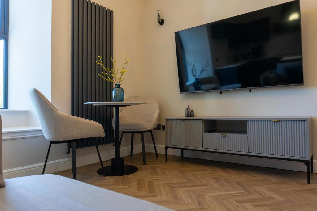 TV a/nebo společenská místnost v ubytování Oban Apartments