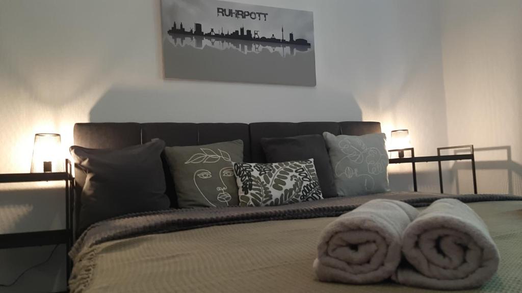ein Schlafzimmer mit einem Bett mit Handtüchern darauf in der Unterkunft Gockel Homes 1 - Zentral mit Balkon & Netflix in Essen