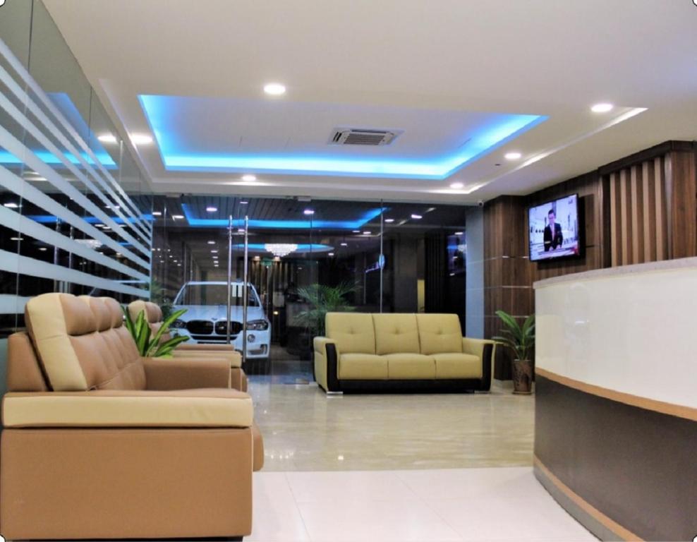 hol z kanapami i samochodem na suficie w obiekcie ECO HOTEL at BB w Kuala Lumpur