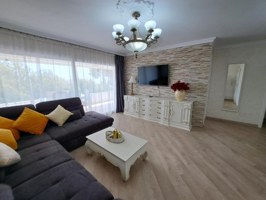 a living room with a couch and a tv at Rancho B 5 in Mijas Costa