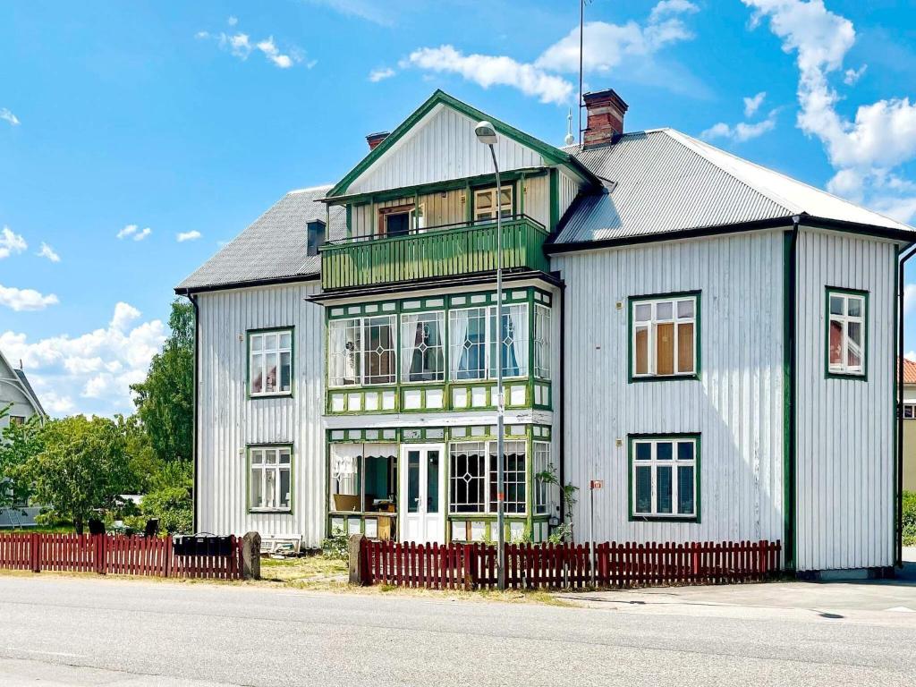 una gran casa blanca al lado de una calle en Holiday home Södra vi, en Södra Vi
