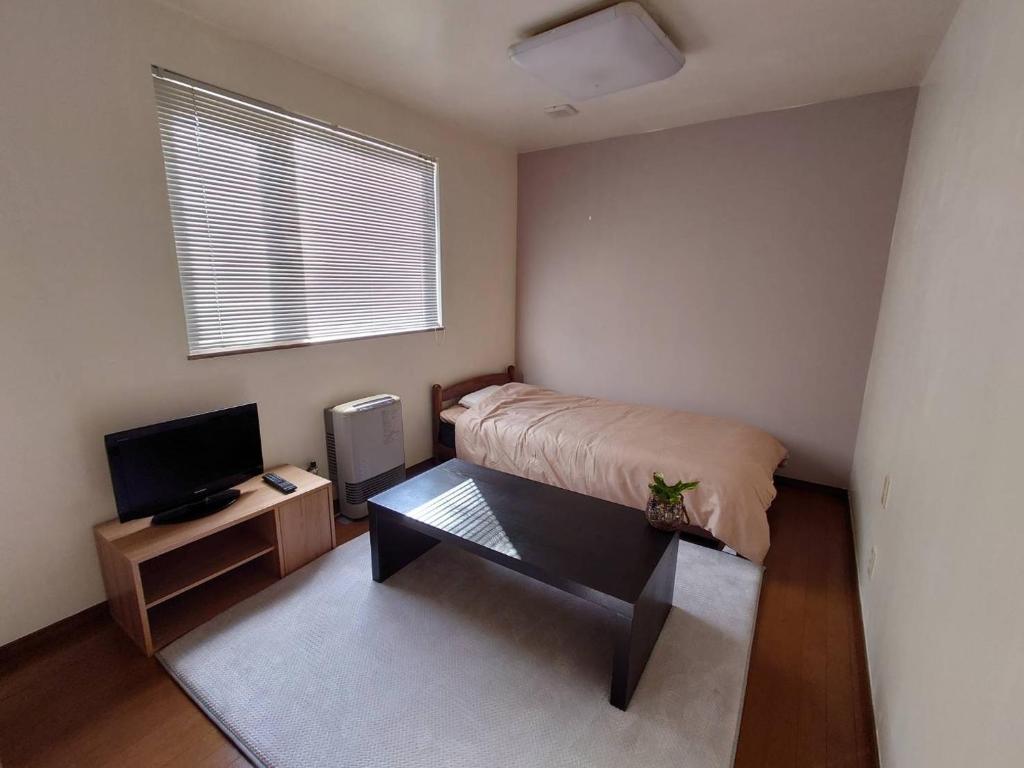 網走市にあるAbashirikai no Taiyo - Vacation STAY 14639の小さなベッドルーム(ベッド1台、テレビ付)