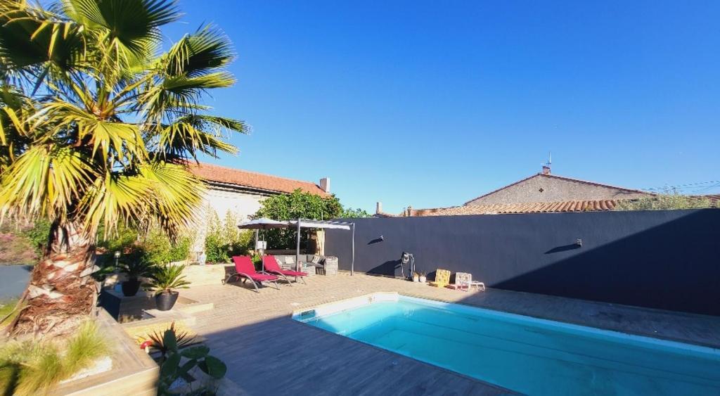 Πισίνα στο ή κοντά στο Studio privé attenant Villa Piscine