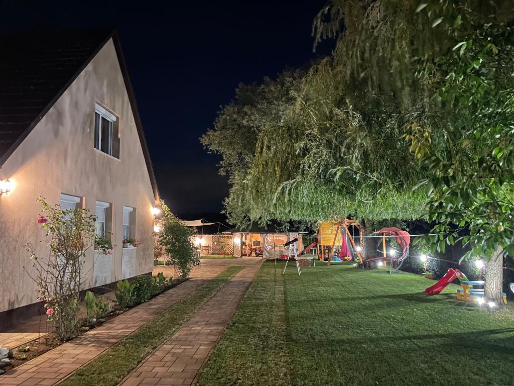 Een tuin van Linett Apartman
