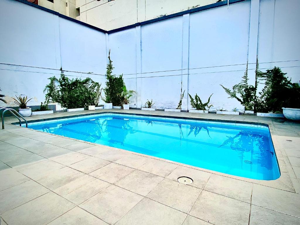 卡利的住宿－聖洛朗酒店，大楼里的一个大型蓝色游泳池