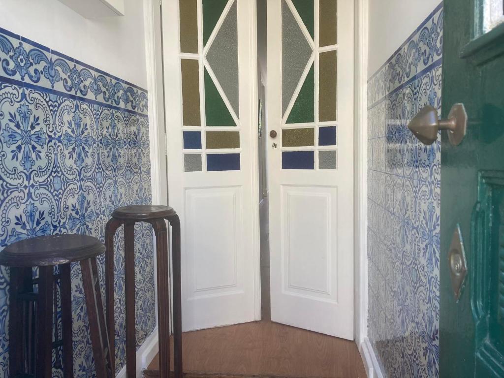 una habitación con dos taburetes y una puerta blanca en Casa da Genoveva - Typical House, en Aveiro