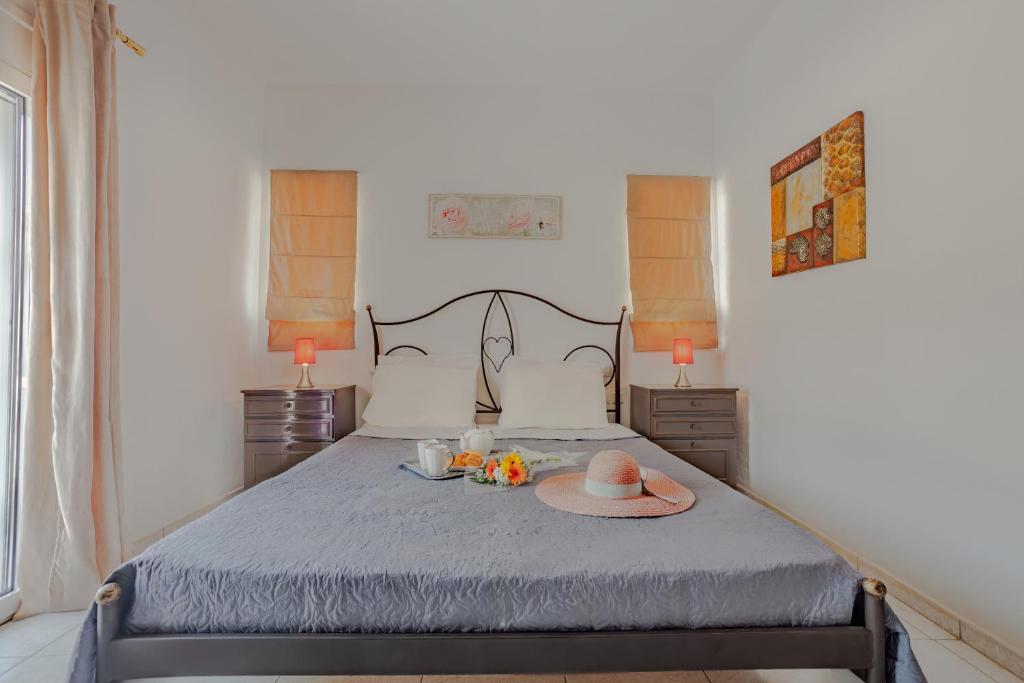 um quarto com uma cama com uma bandeja de comida em The Island em Elounda