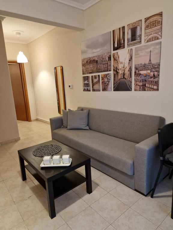 salon z kanapą i stołem w obiekcie Skg Cozy Apartment w Salonikach