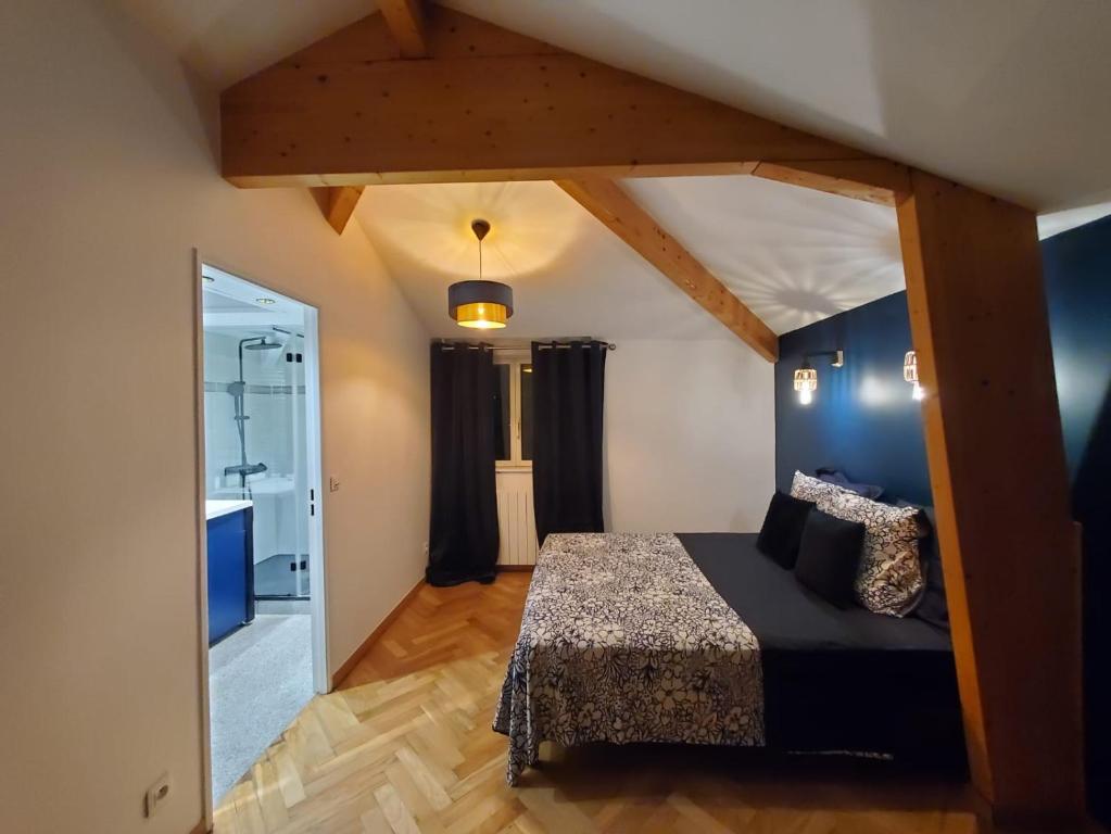 Schlafzimmer mit einem Bett mit blauer Wand in der Unterkunft Dolet in Alfortville
