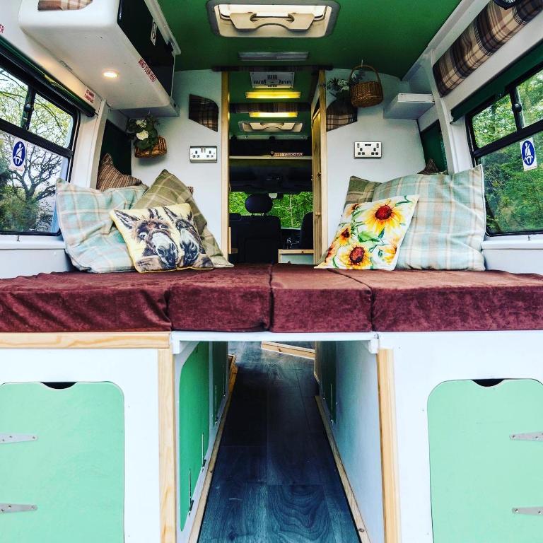 Fotografie z fotogalerie ubytování Annie The Ambulance (Drive away campervan) v destinaci Skewen