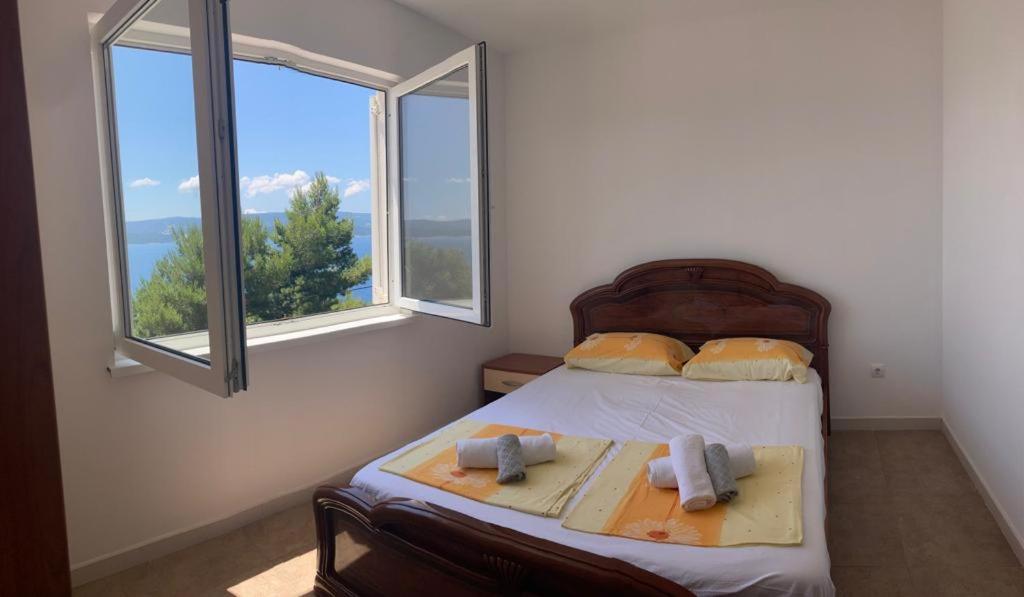 ロクヴァ・ロゴズニツァにあるApartments Sunspot 1のベッドルーム1室(ベッド1台、タオル2枚付)