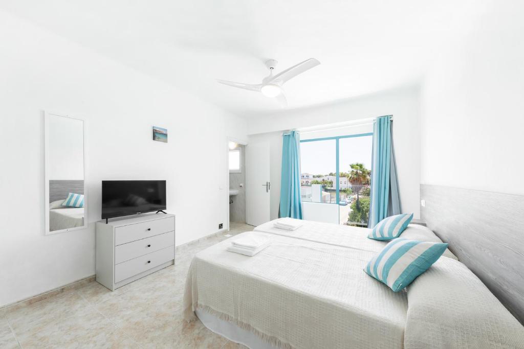 Кровать или кровати в номере Hostal Cala Llombards