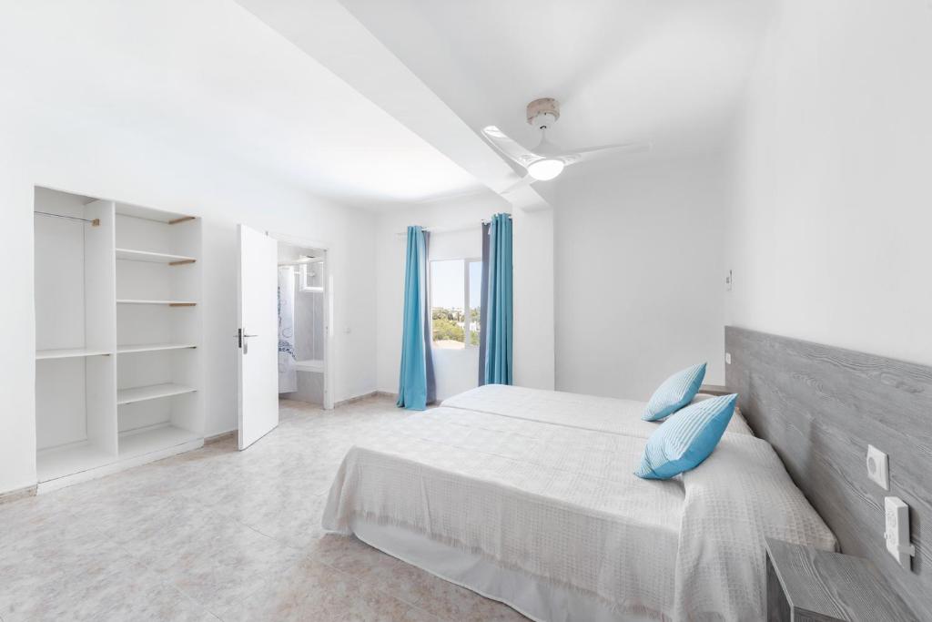 Кровать или кровати в номере Hostal Cala Llombards
