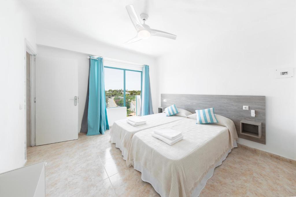 Кровать или кровати в номере Hostal Cala Llombards
