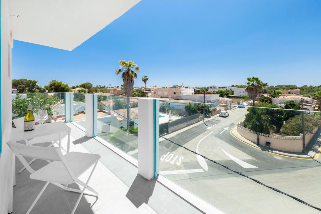 Балкон или терраса в Hostal Cala Llombards