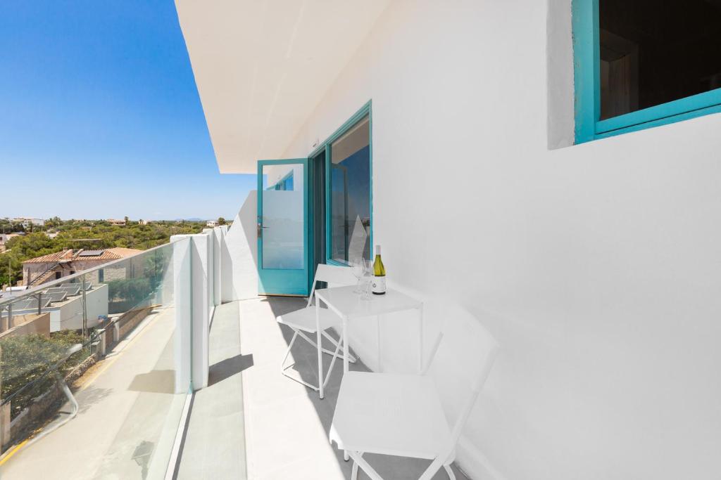 Балкон или терраса в Hostal Cala Llombards