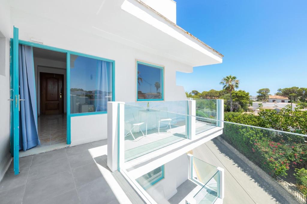 Балкон или терраса в Hostal Cala Llombards