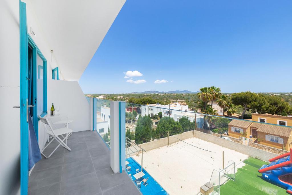 Бассейн в Hostal Cala Llombards или поблизости
