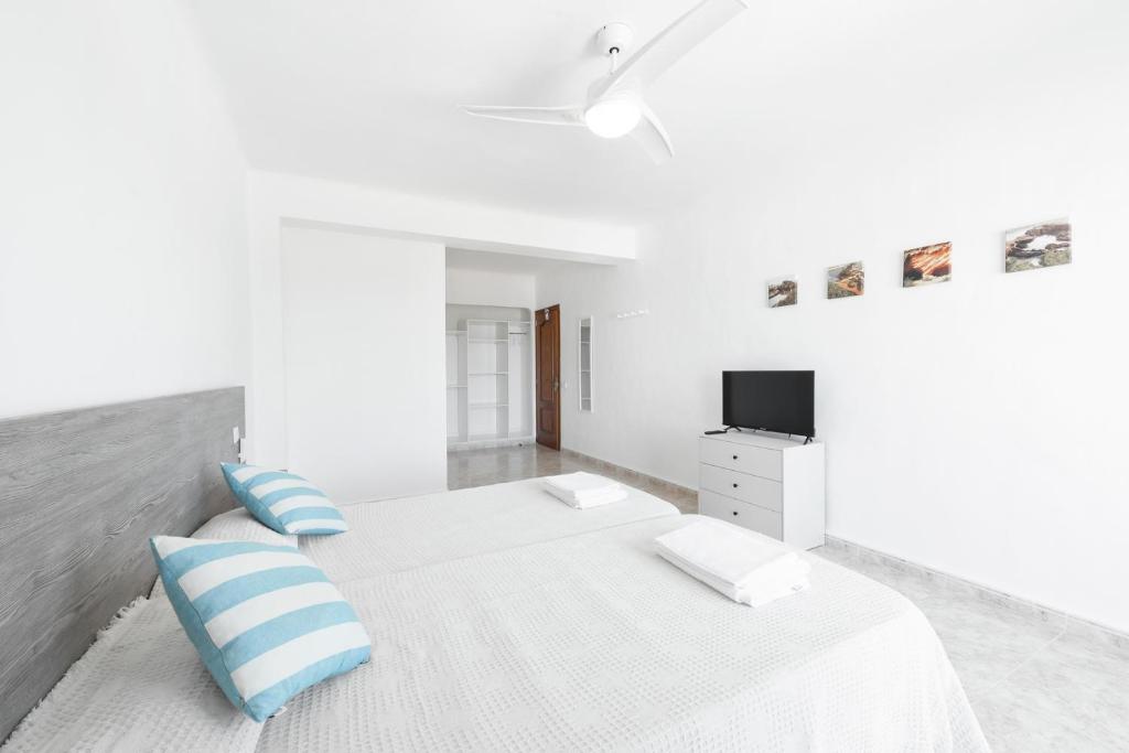 Кровать или кровати в номере Hostal Cala Llombards