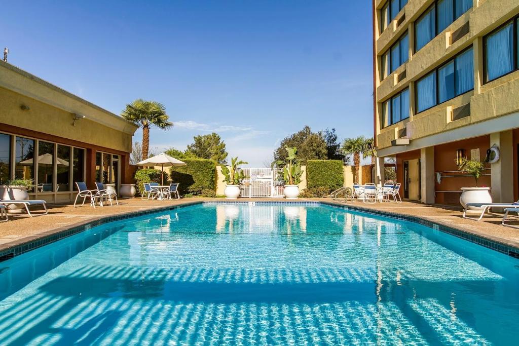 a swimming pool in front of a building at Clarion Hotel Concord-Walnut Creek in Concord