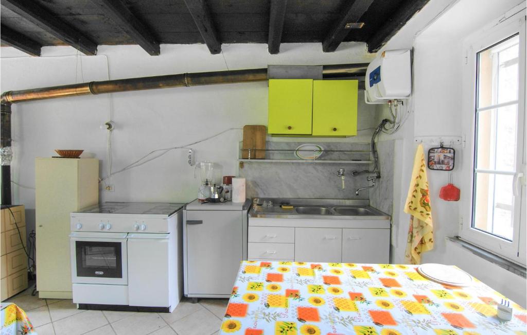 Kuchyň nebo kuchyňský kout v ubytování Amazing Apartment In Codivara With Wifi