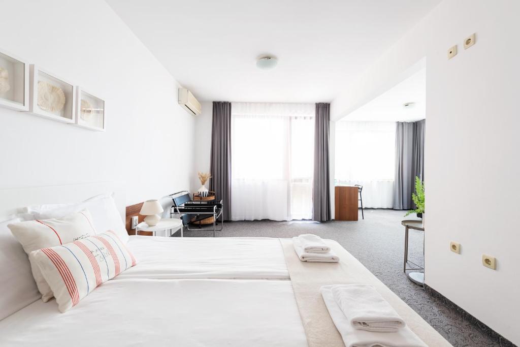 Postel nebo postele na pokoji v ubytování Sea House Afrodita II