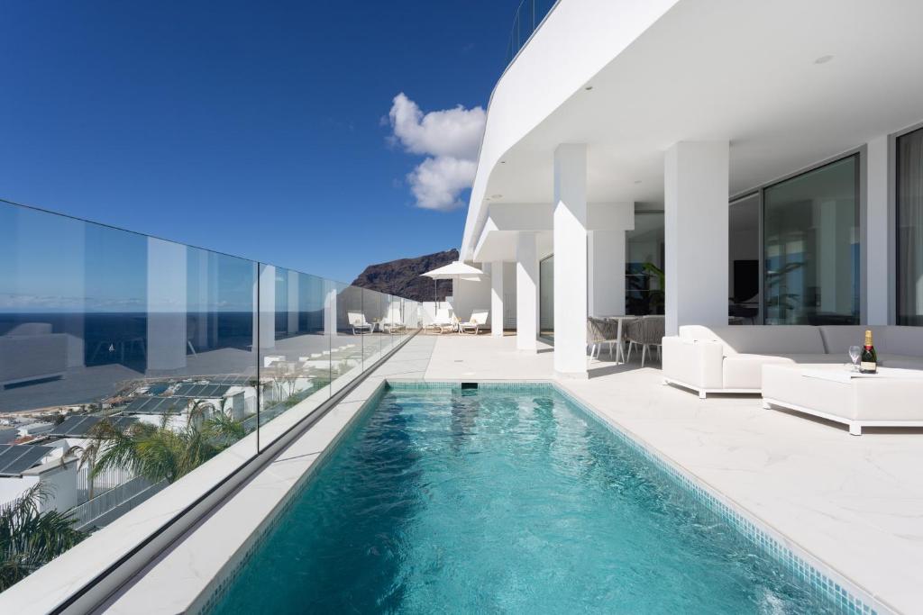Fotografie z fotogalerie ubytování Crystal I Luxury Apartments by EnjoyaHome v destinaci Acantilado de los Gigantes