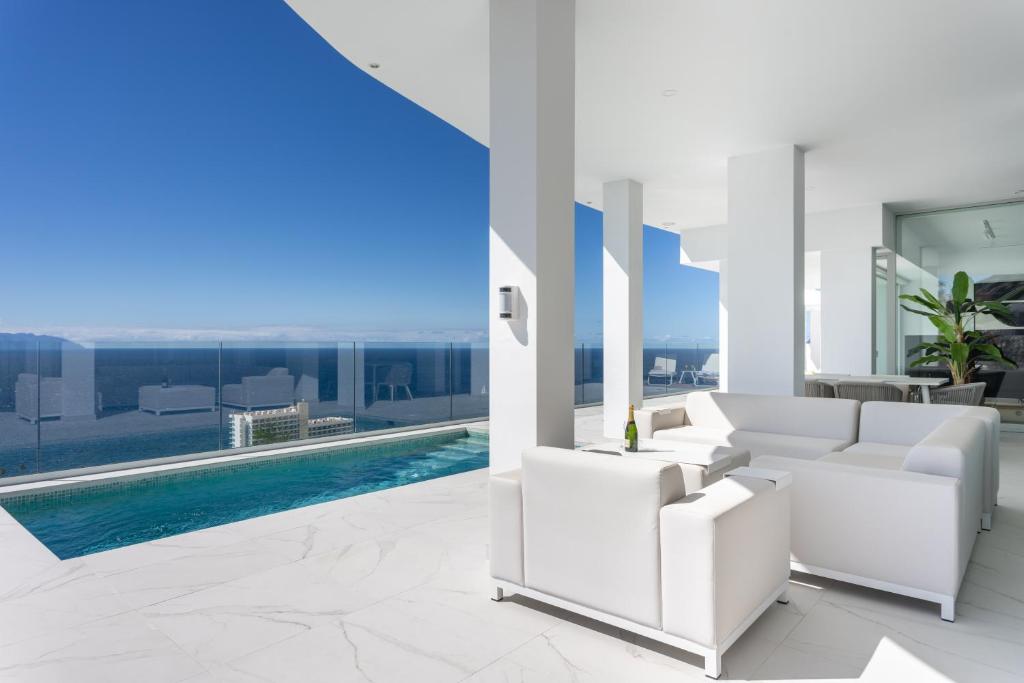 Fotografie z fotogalerie ubytování Crystal I Luxury Apartments by EnjoyaHome v destinaci Acantilado de los Gigantes