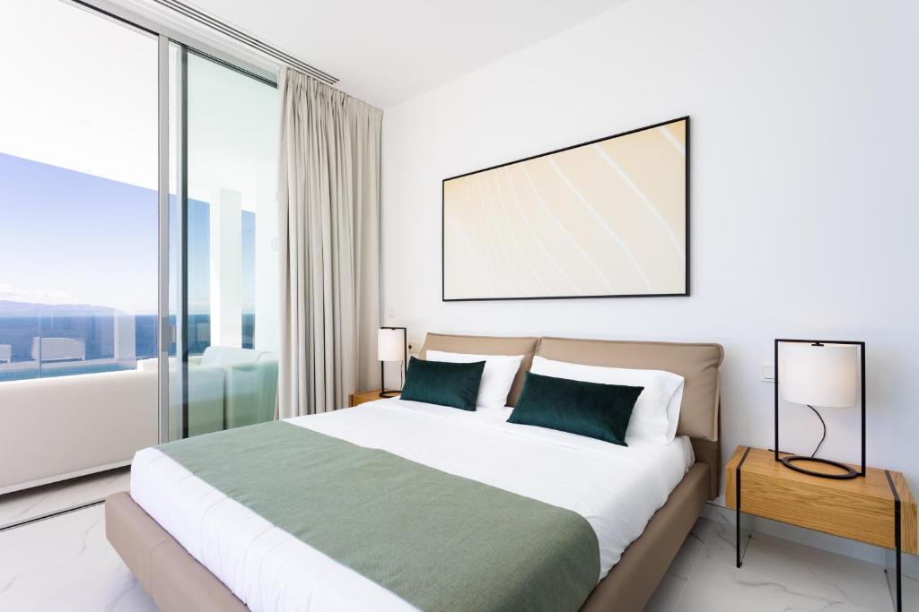 Fotografie z fotogalerie ubytování Crystal I Luxury Apartments by EnjoyaHome v destinaci Acantilado de los Gigantes