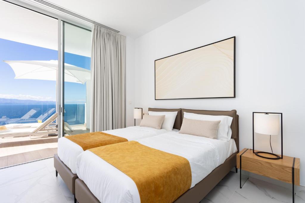 Fotografie z fotogalerie ubytování Crystal I Luxury Apartments by EnjoyaHome v destinaci Acantilado de los Gigantes