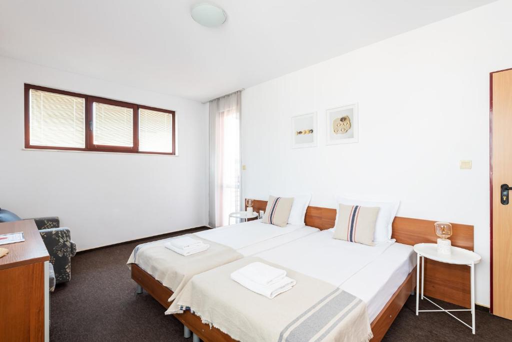 Postel nebo postele na pokoji v ubytování Sea House Afrodita II