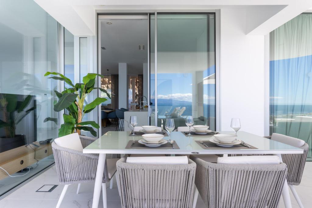 Fotografie z fotogalerie ubytování Crystal I Luxury Apartments by EnjoyaHome v destinaci Acantilado de los Gigantes