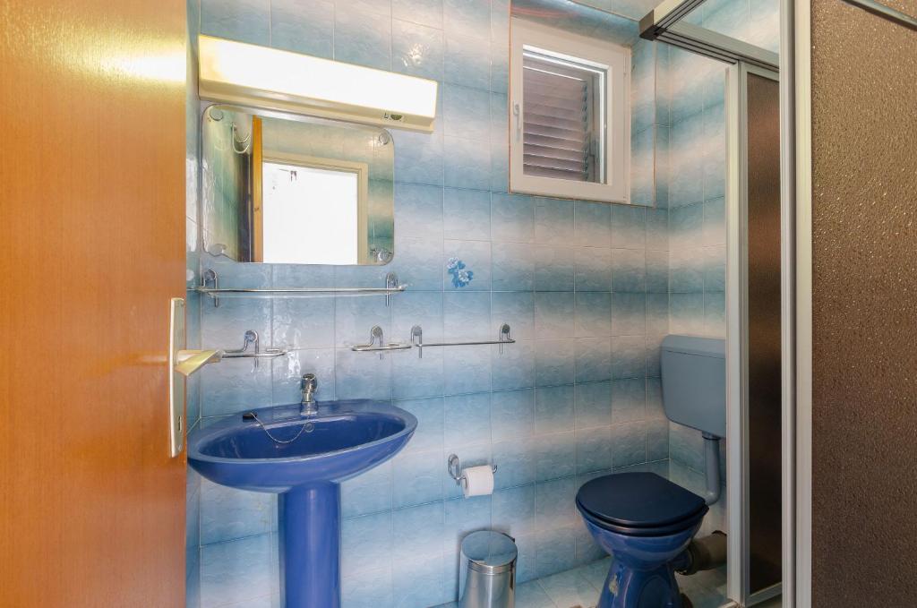 a bathroom with a sink and a toilet at apartmani stefan in Orebić