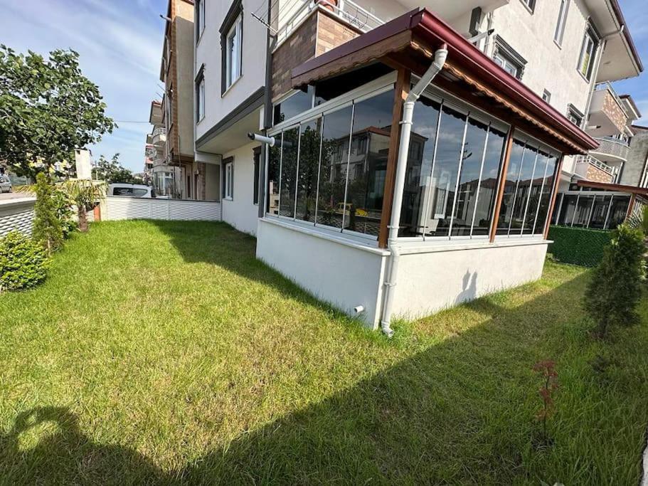 a house with a lawn in front of it at Müstakil Bahçeli Yazlık in Karasu