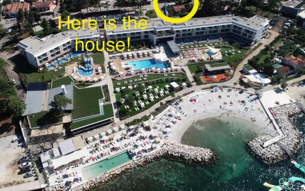 een afbeelding van een resort met de woorden hier is het huis bij Villa Špadići 80m from the beach in Poreč