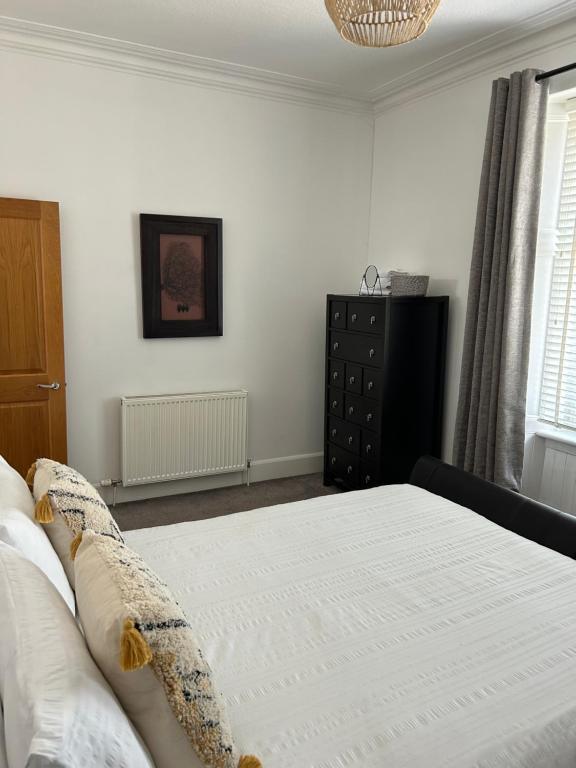 Postel nebo postele na pokoji v ubytování 1L Albert Place Maddiston Road Brightons Falkirk FK2 0JX