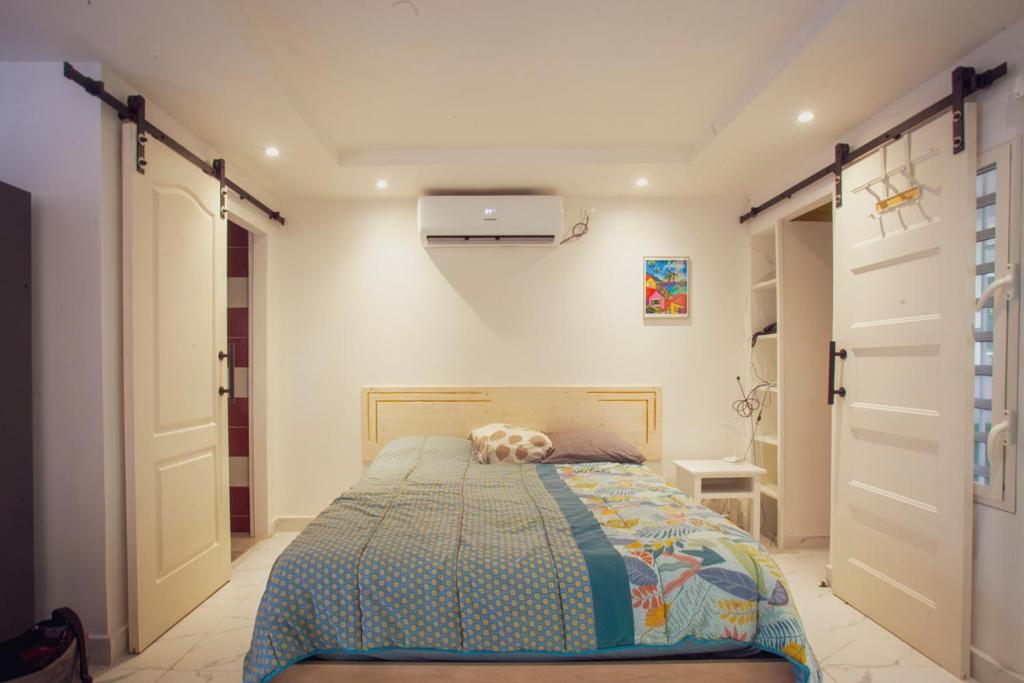 ein Schlafzimmer mit einem Bett in einem Zimmer in der Unterkunft Pierre's Place Grand-Case in Grand Case
