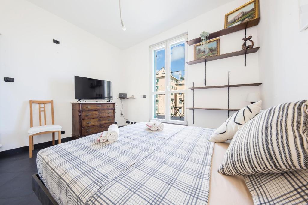 um quarto com uma cama e uma televisão em Home of Genoa's executioner em Génova