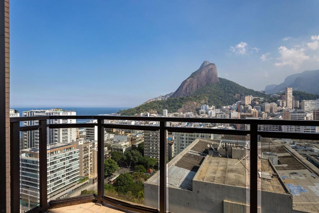 vistas a la montaña de la mesa desde el balcón de un edificio en 180m PRAIA DO LEBLON, 2 Suítes, Vista Mar, ANDAR ALTO, Piscina etc, en Río de Janeiro